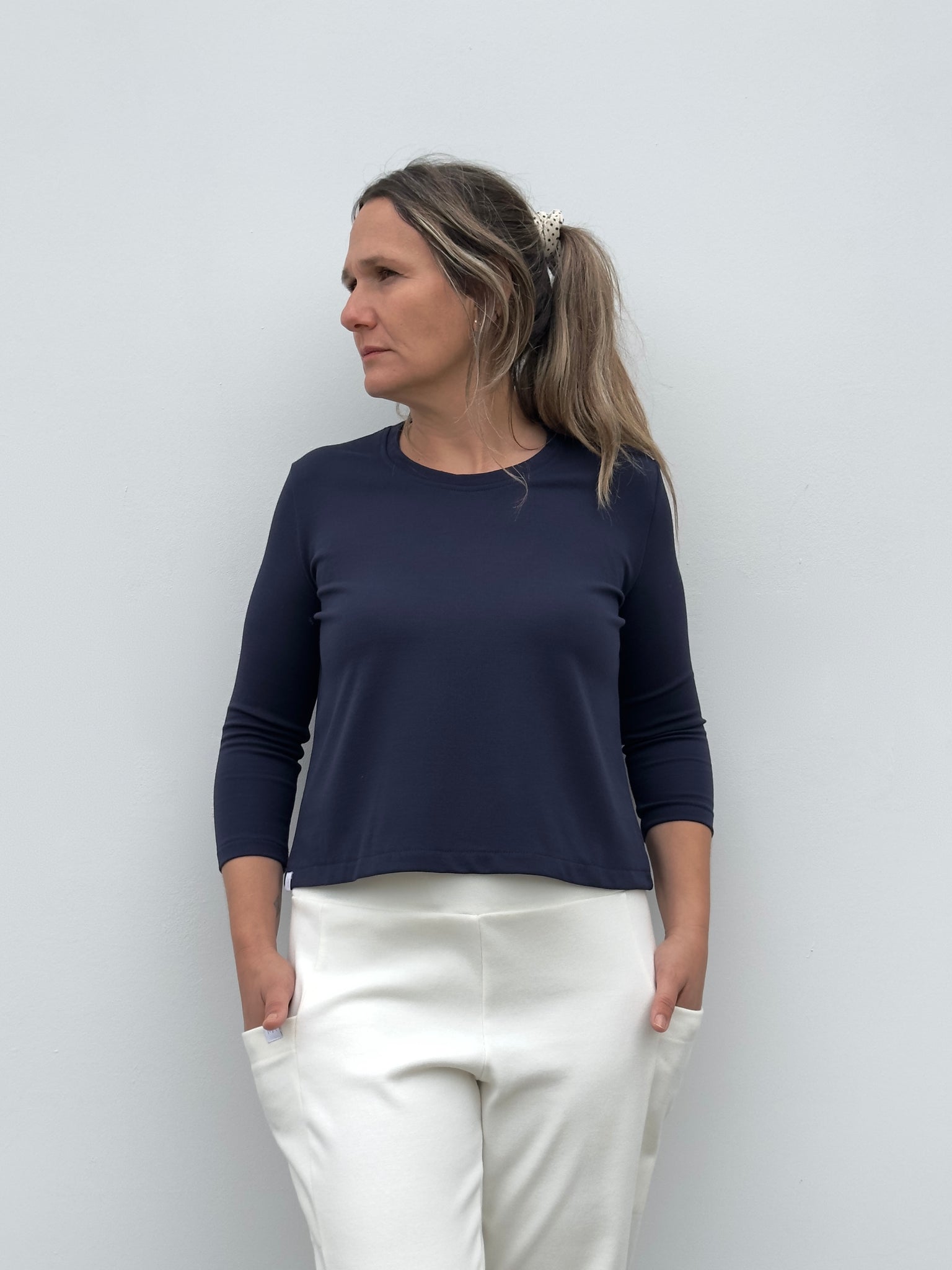 CROP TOP CON MANGA AZUL OSCURO
