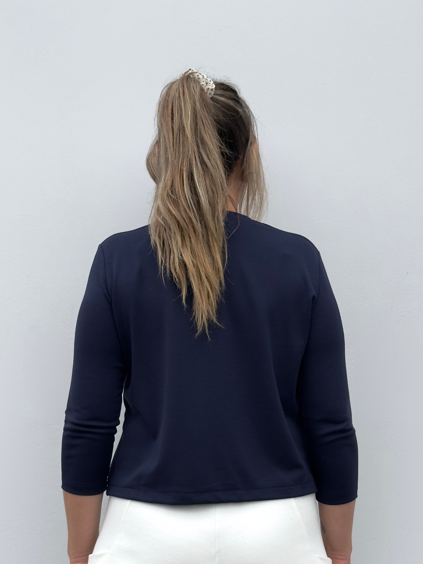 CROP TOP CON MANGA AZUL OSCURO