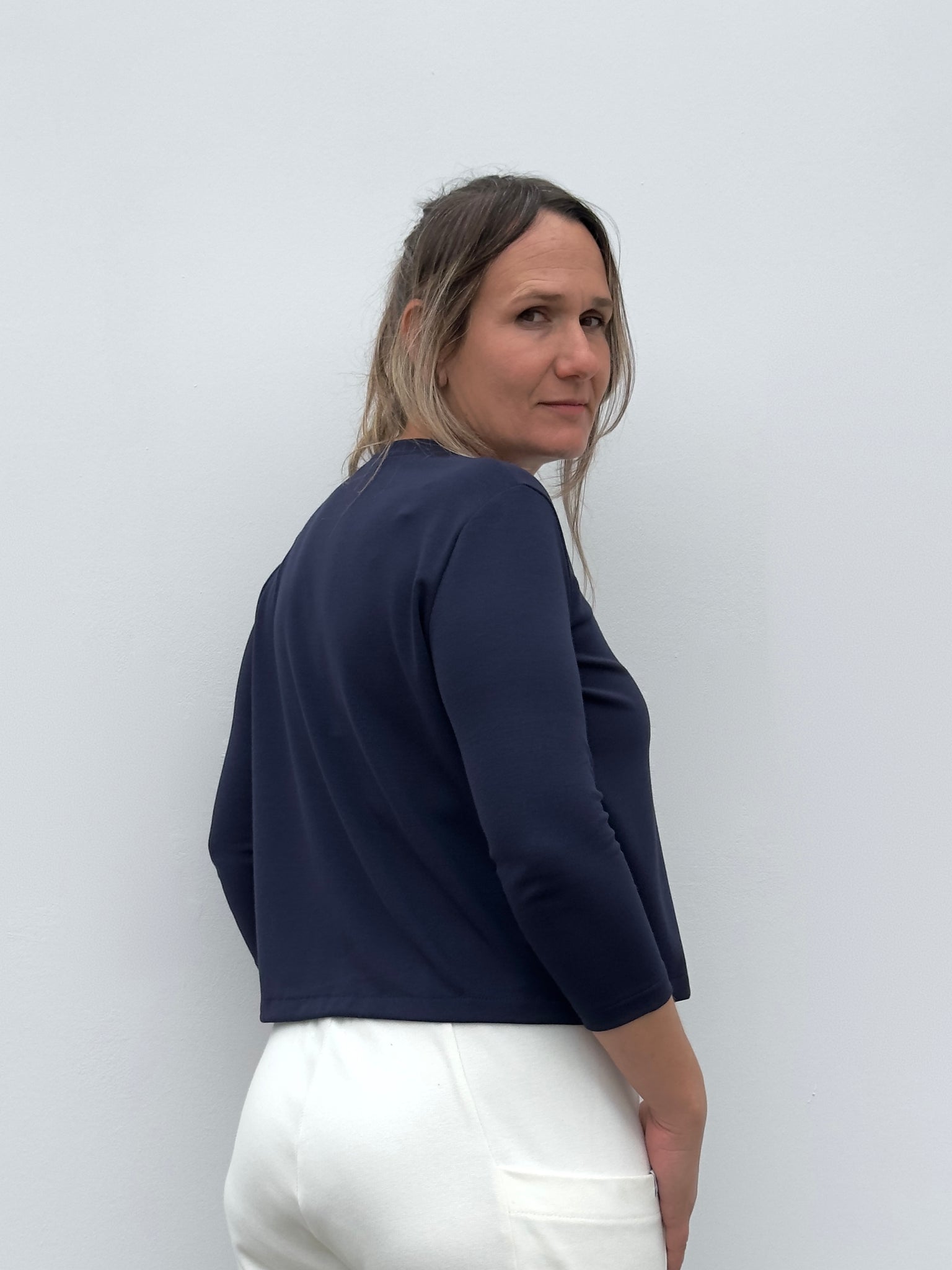 CROP TOP CON MANGA AZUL OSCURO