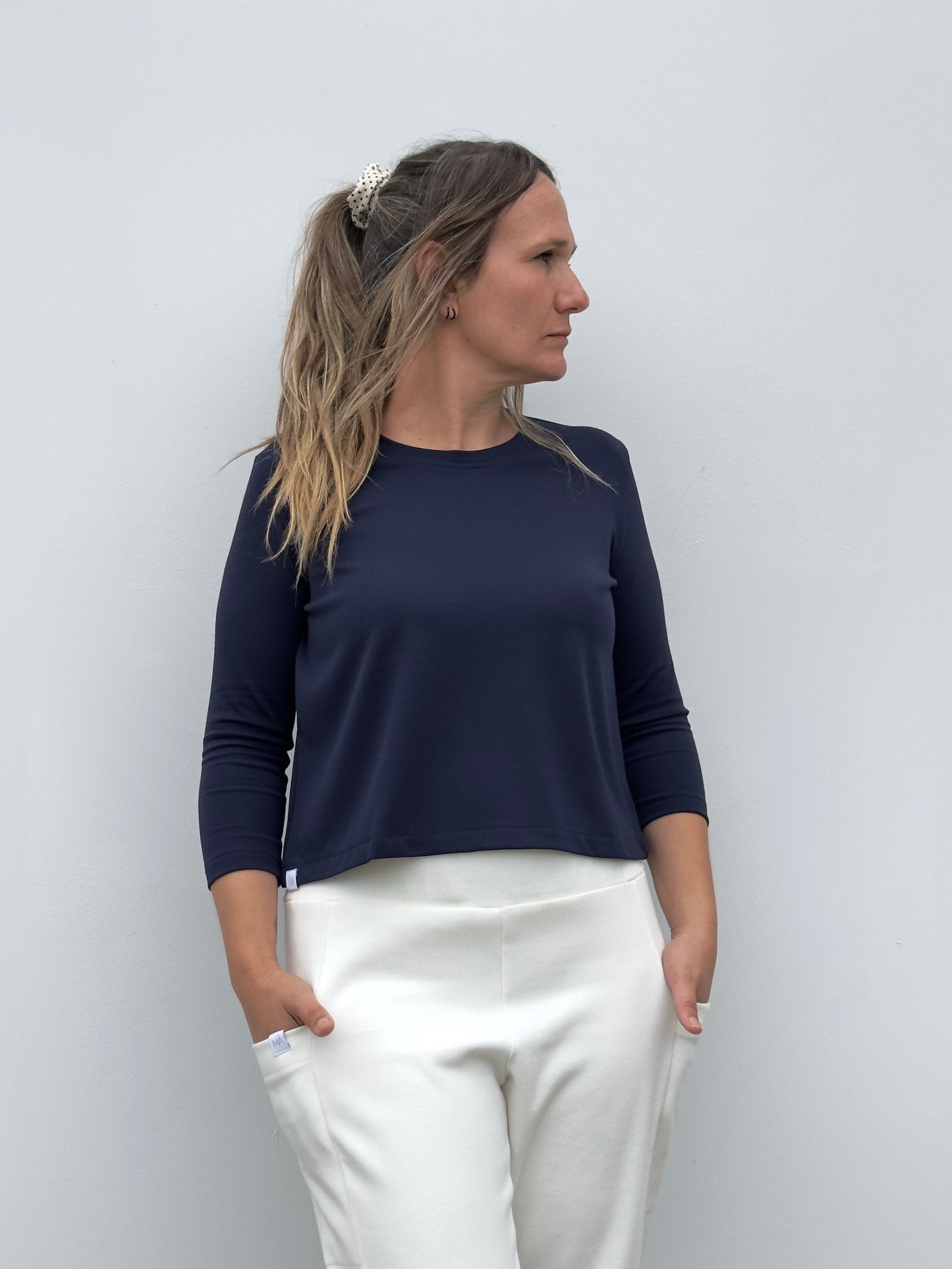 CROP TOP CON MANGA AZUL OSCURO