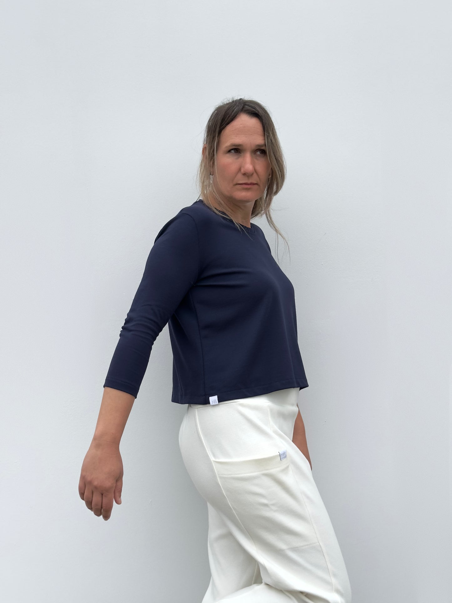 CROP TOP CON MANGA AZUL OSCURO