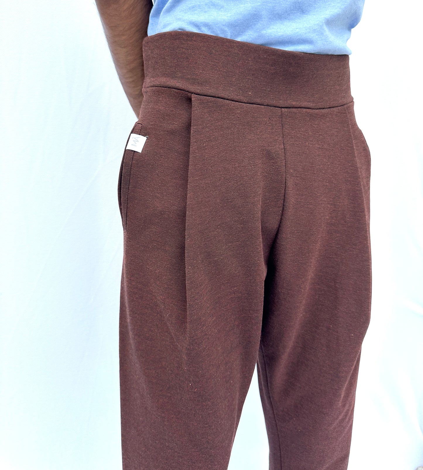 DANIELA PANTALON CON PINZAS MARRON