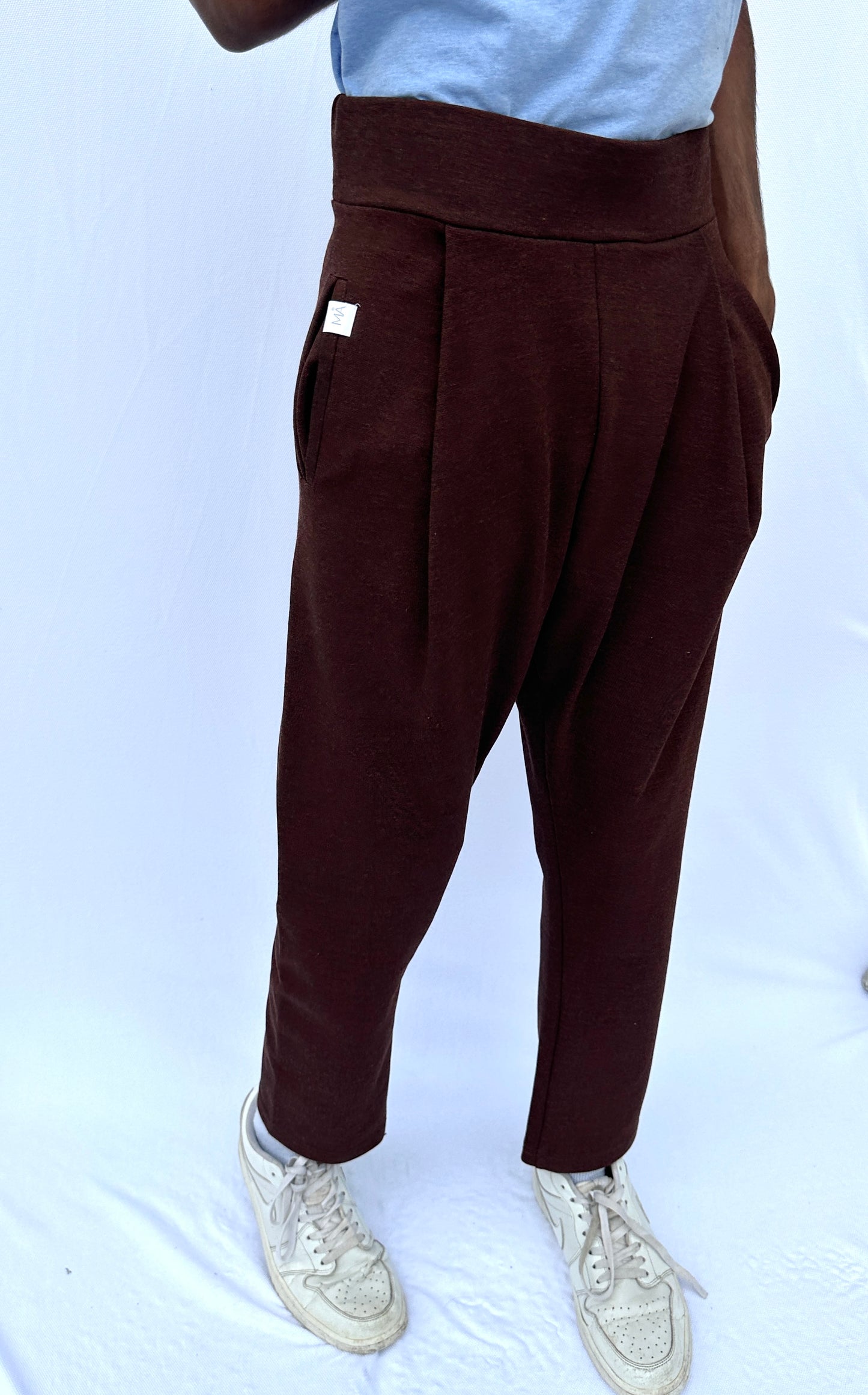 DANIELA PANTALON CON PINZAS MARRON