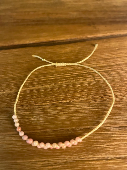 PULSERA HILO BEIGE Y CUENTAS ROSAS