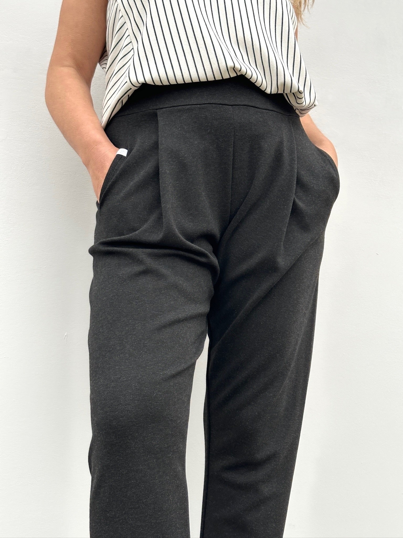DANIELA PANTALON CON PINZAS NEGRO JASPEADO