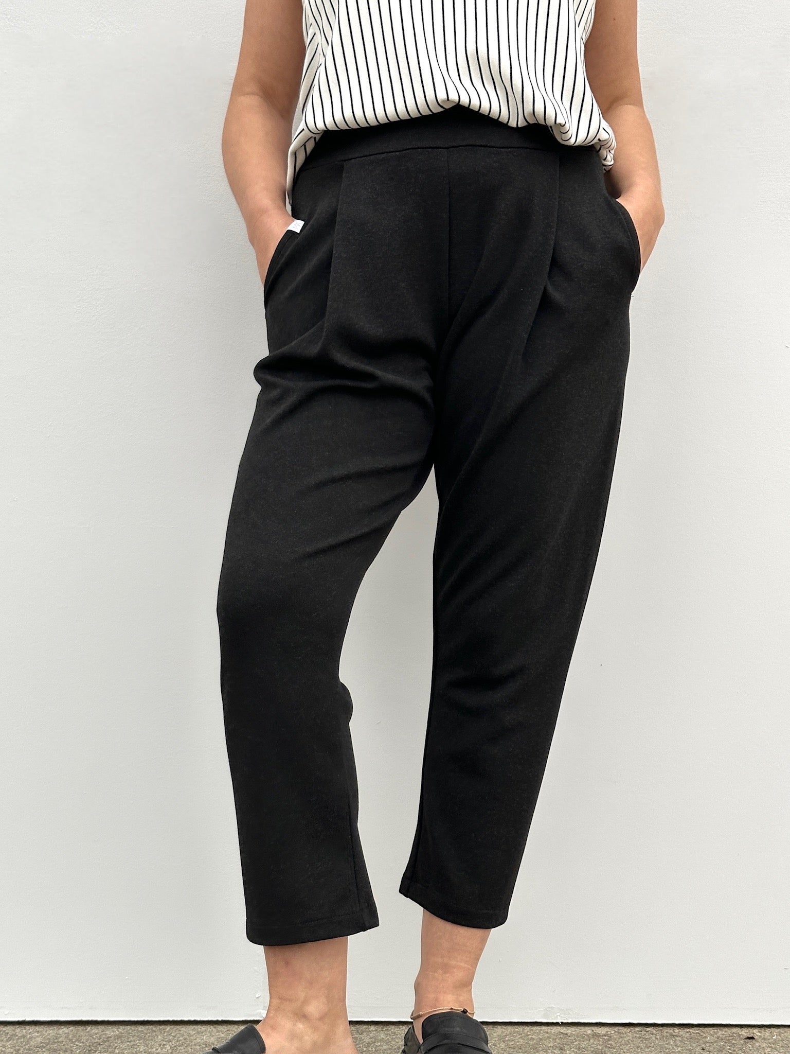 DANIELA PANTALON CON PINZAS NEGRO JASPEADO