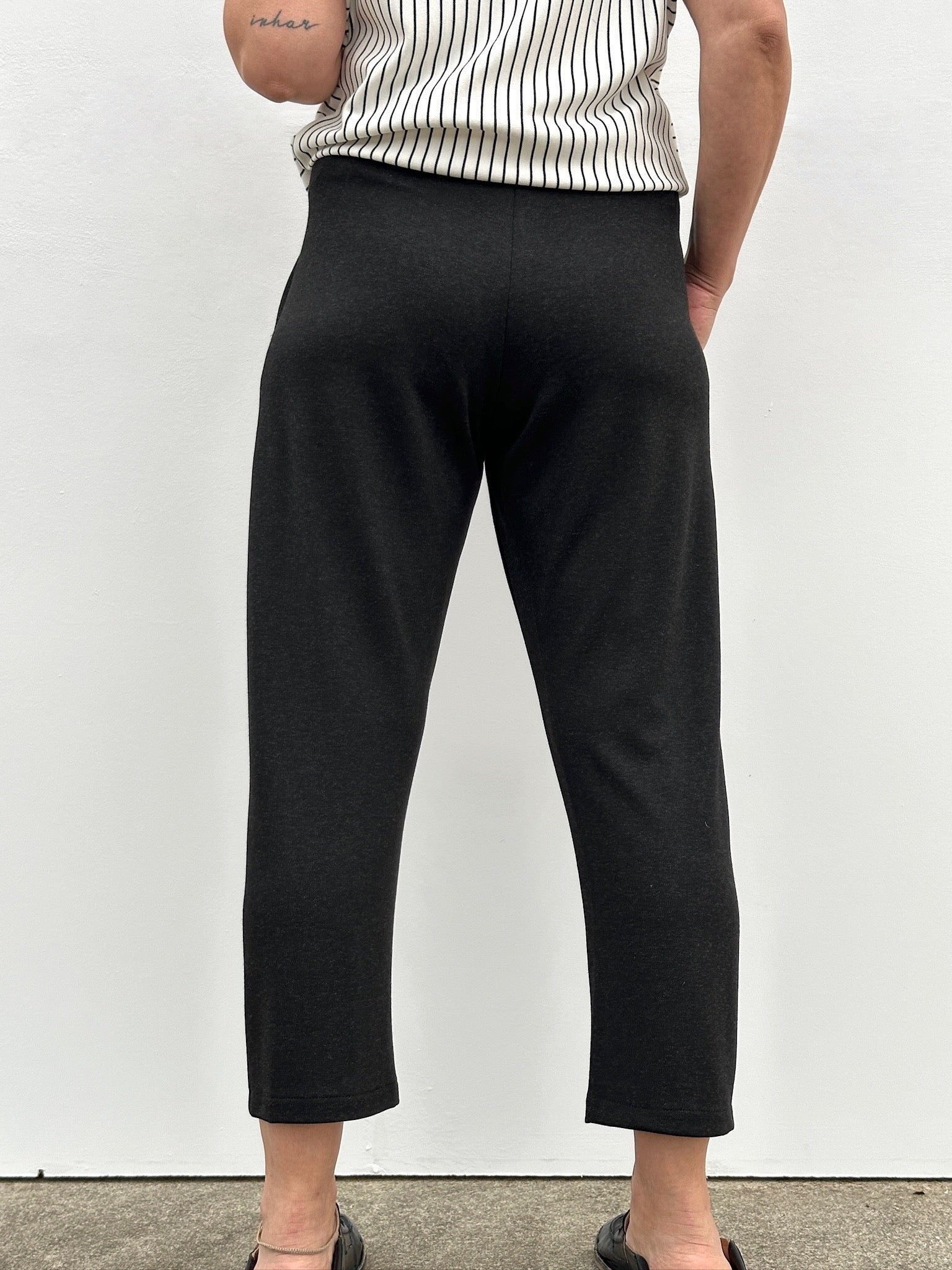 DANIELA PANTALON CON PINZAS NEGRO JASPEADO