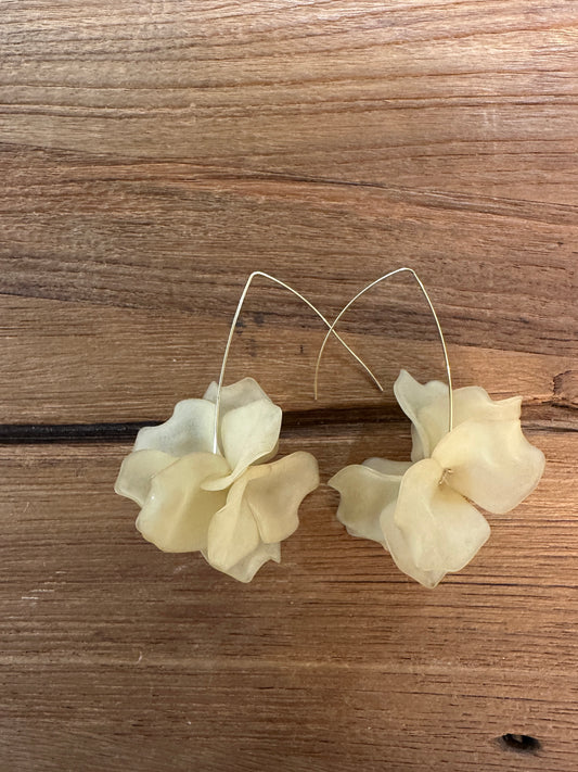 PENDIENTES DORADOS FLOR AEREA BEIGE