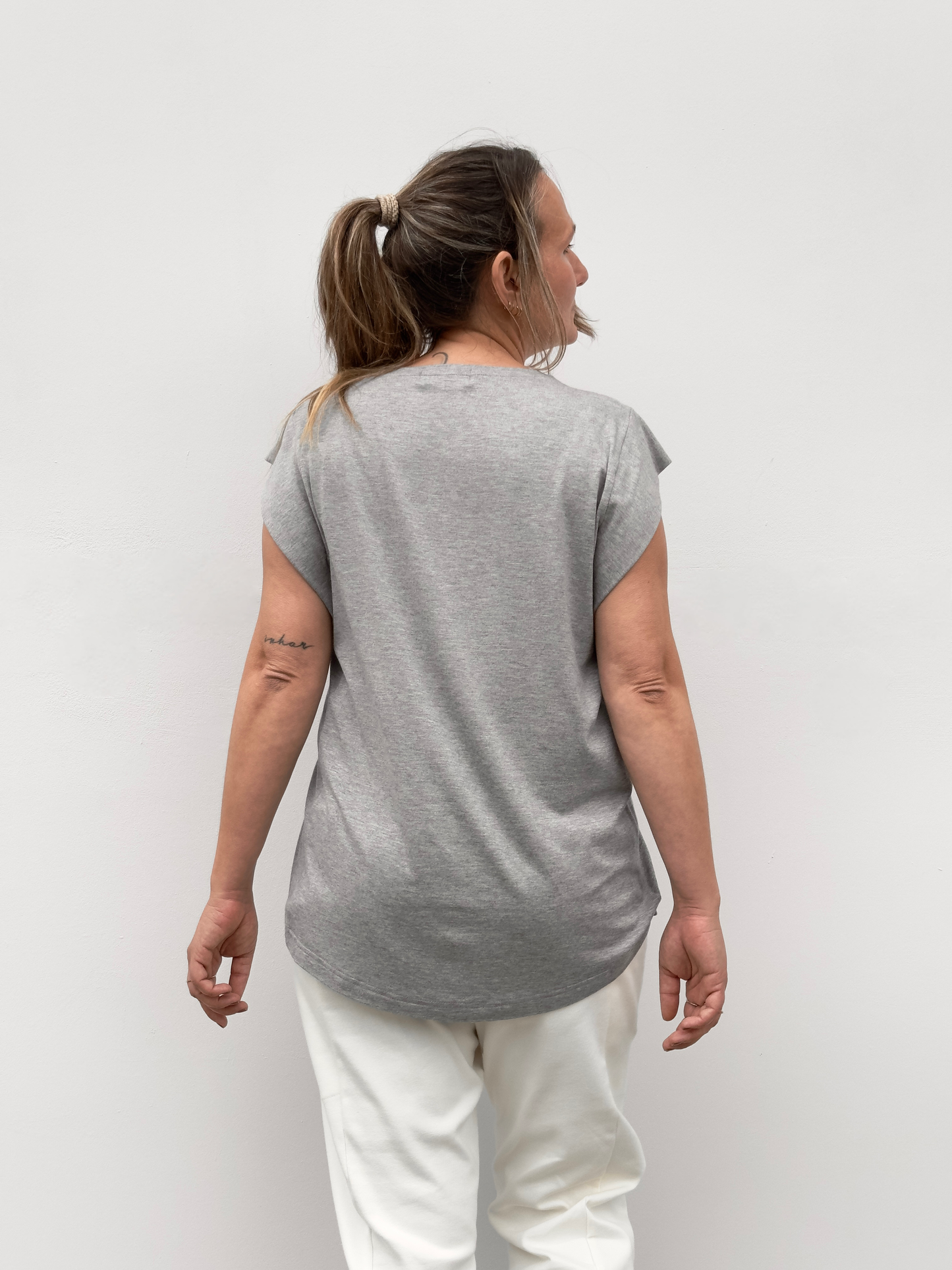 UXUE CAMISETA MANGA VOLANTE GRIS