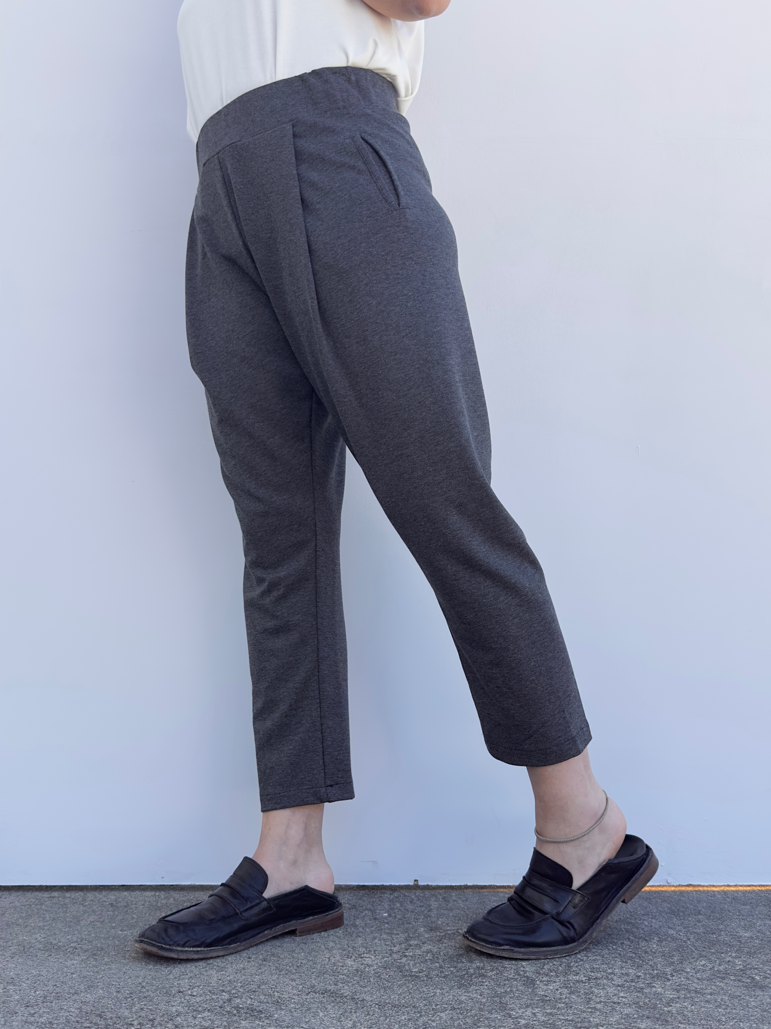 DANIELA PANTALON CON PINZAS GRIS JASPEADO