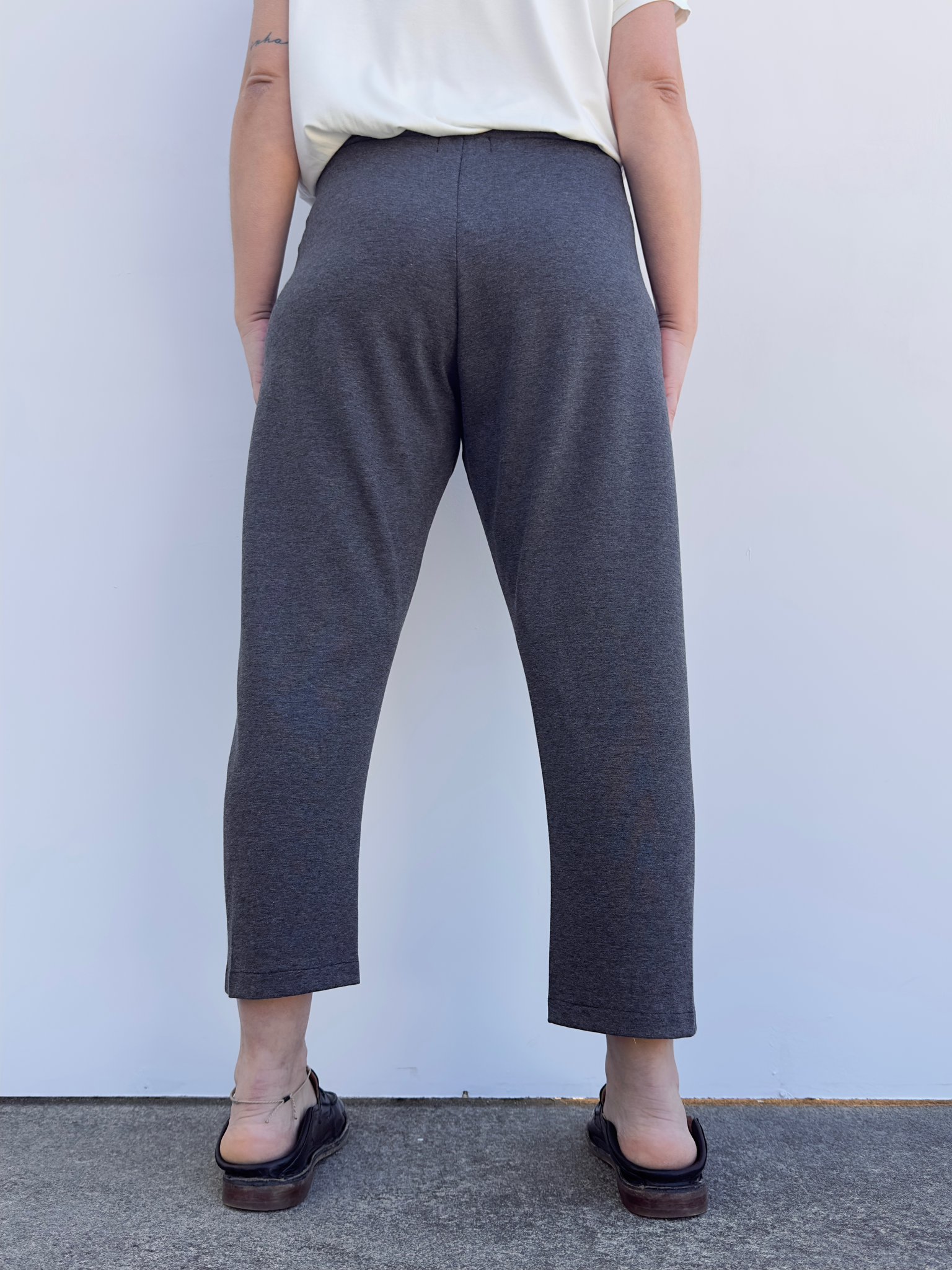 DANIELA PANTALON CON PINZAS GRIS JASPEADO