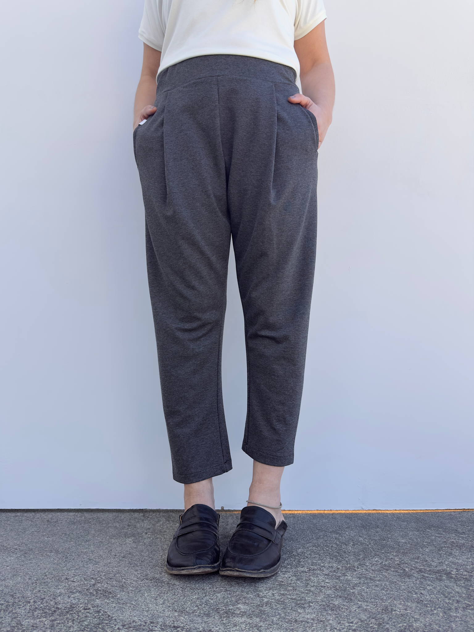 DANIELA PANTALON CON PINZAS GRIS JASPEADO