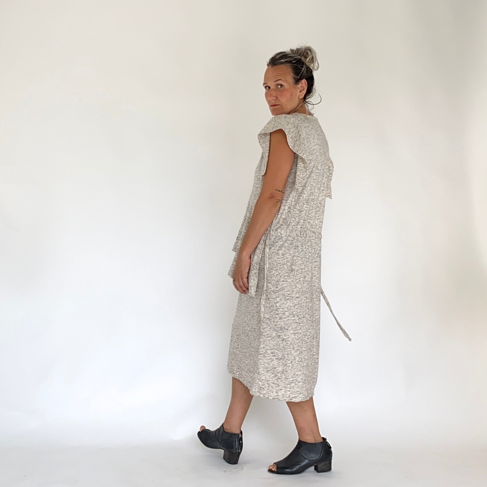 FELIXA VESTIDO CON VOLANTE BEIGE JASPEADO