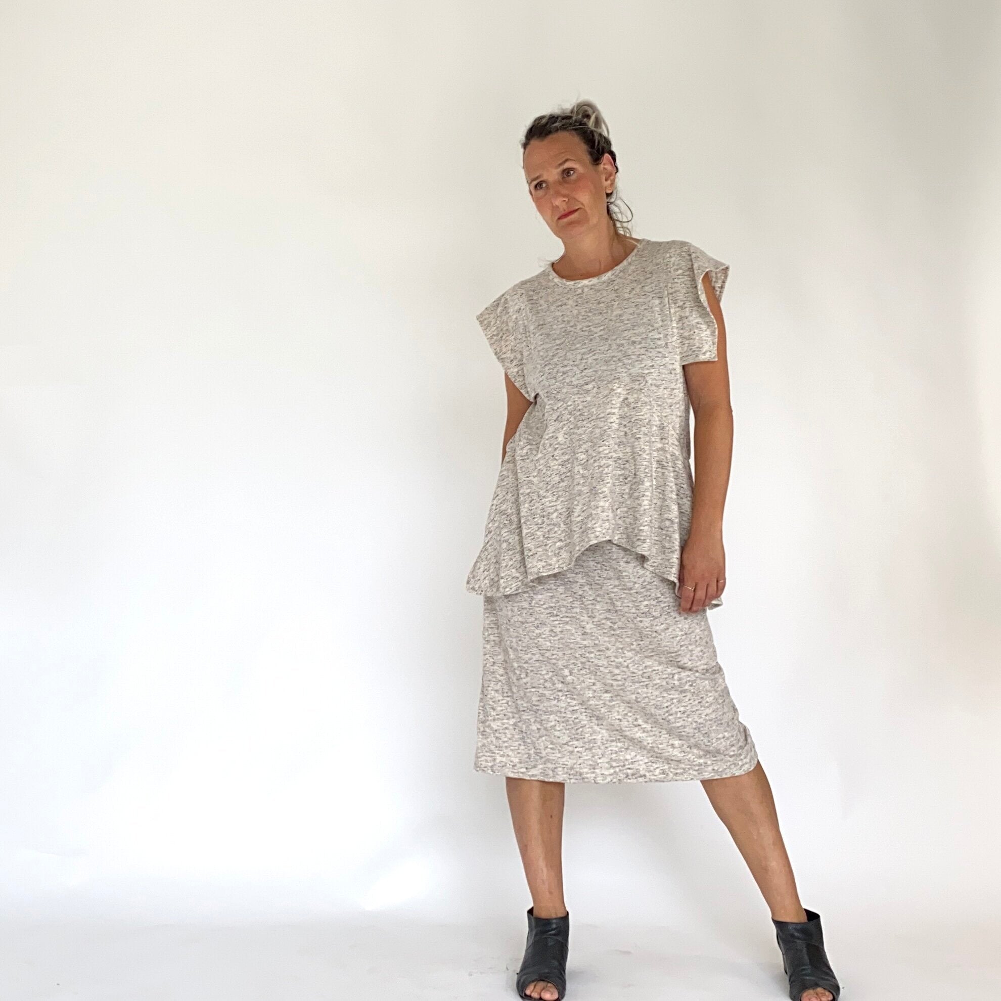 FELIXA VESTIDO CON VOLANTE BEIGE JASPEADO