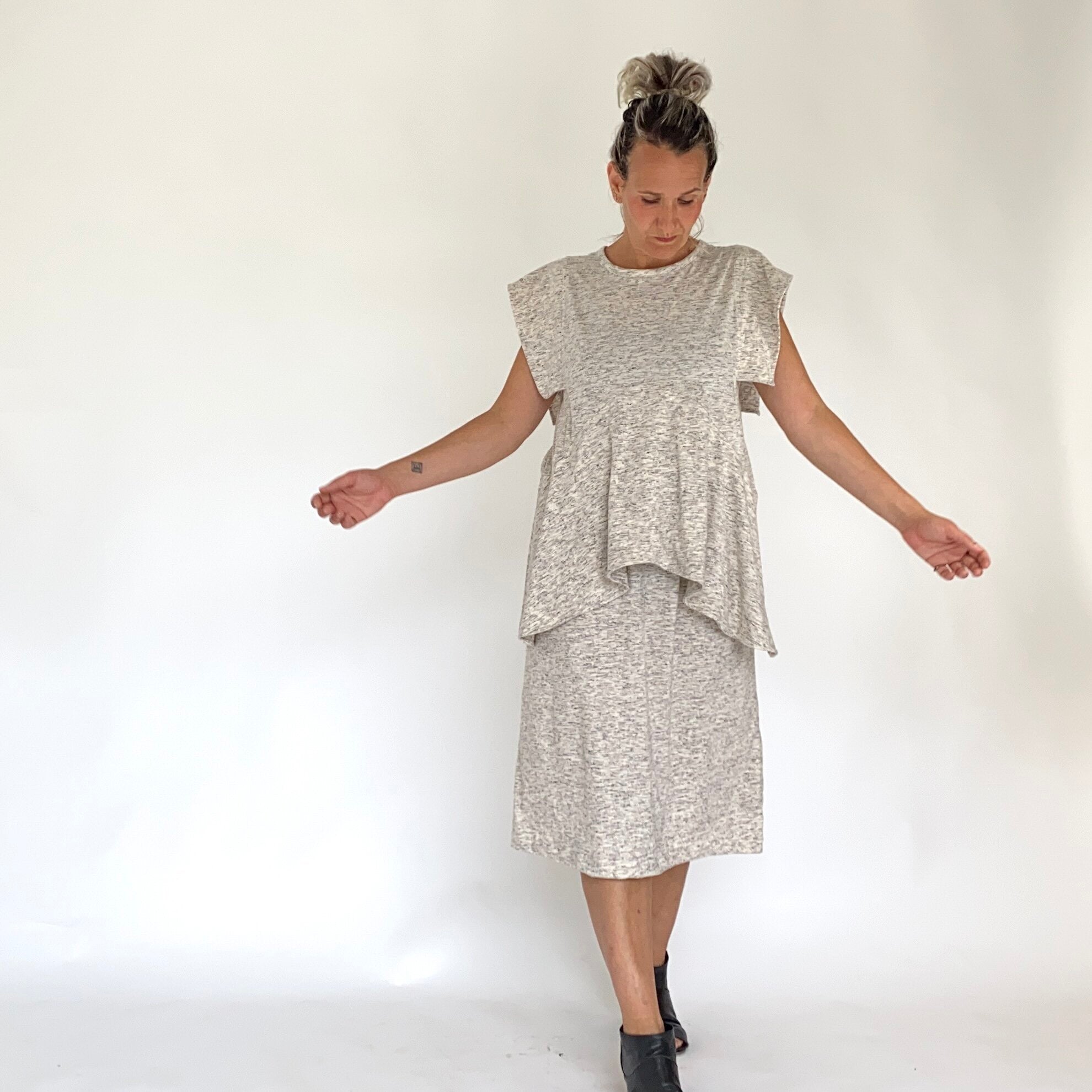 FELIXA VESTIDO CON VOLANTE BEIGE JASPEADO