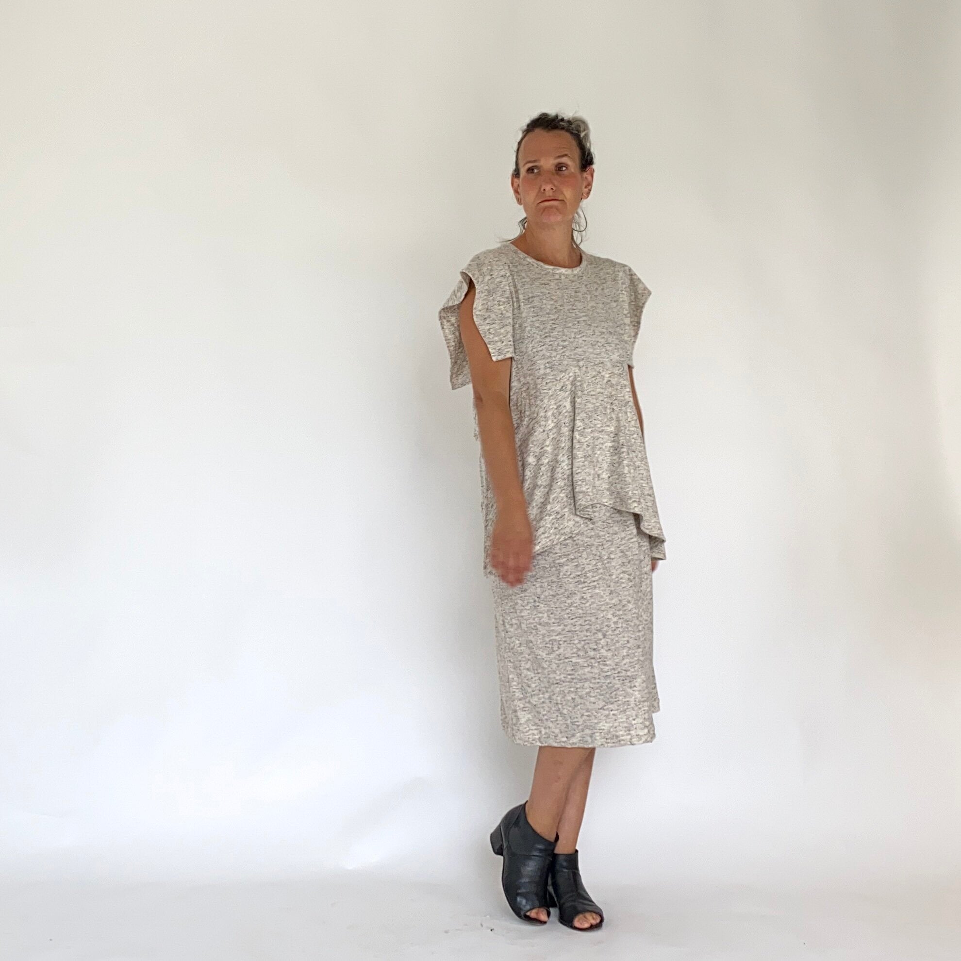 FELIXA VESTIDO CON VOLANTE BEIGE JASPEADO