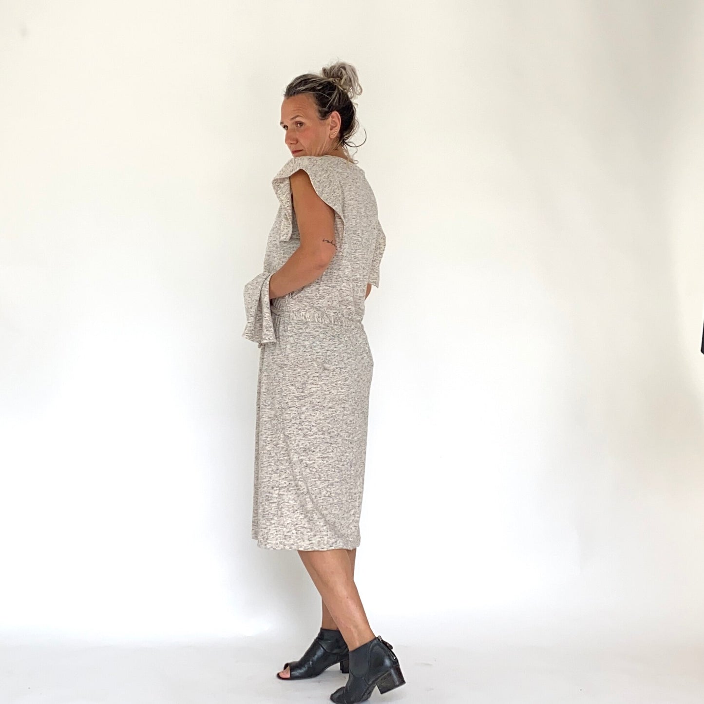FELIXA VESTIDO CON VOLANTE BEIGE JASPEADO