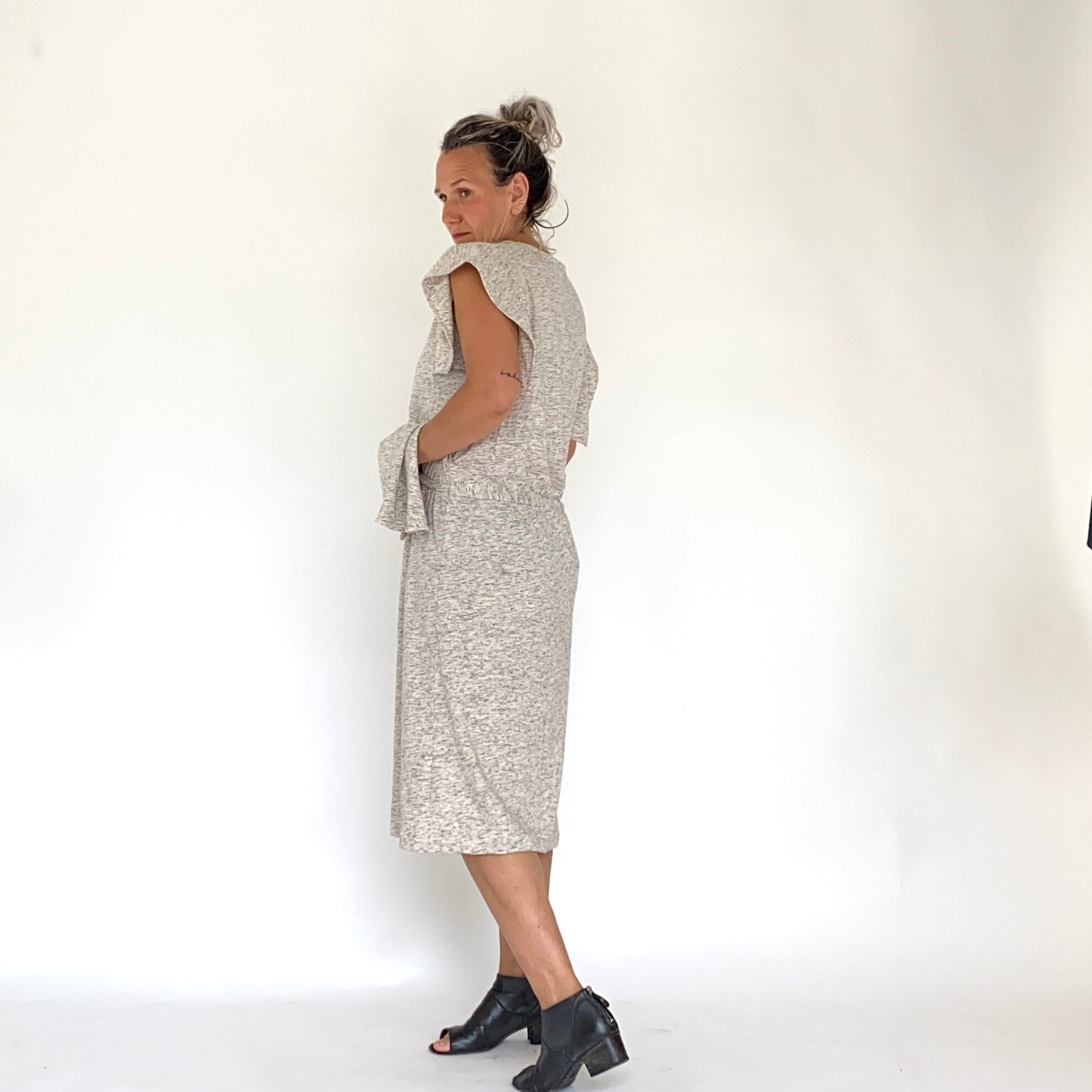 FELIXA VESTIDO CON VOLANTE BEIGE JASPEADO