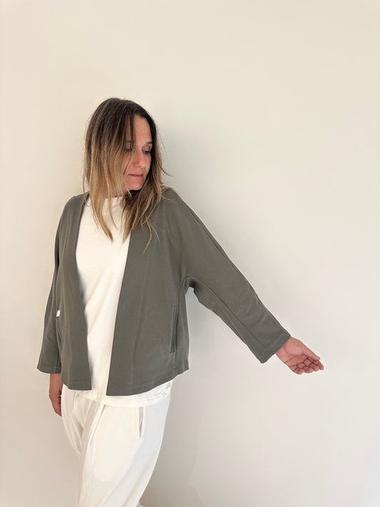Chaqueta Irati de Maider Alzaga, color verde oliva, frontal.