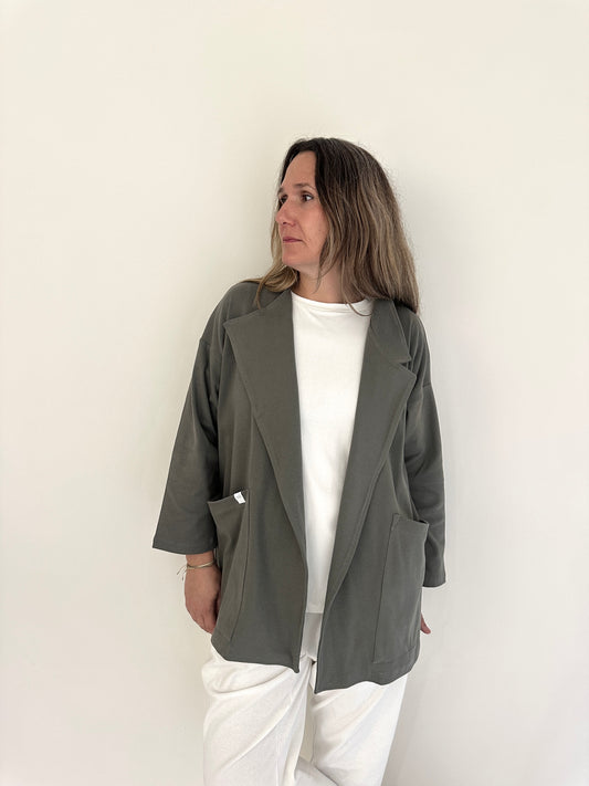Chaqueta Jare de Maider Alzaga, color verde oliva, frontal.