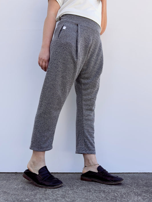Pantalón Daniela gris canalé de Maider Alzaga, vista tres cuartos.