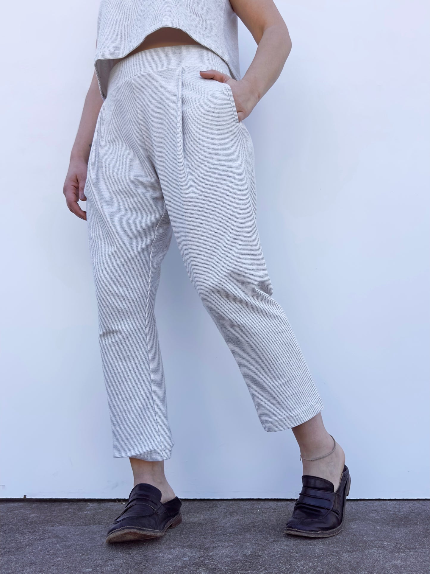 DANIELA PANTALON CON PINZAS BEIGE RAYITA