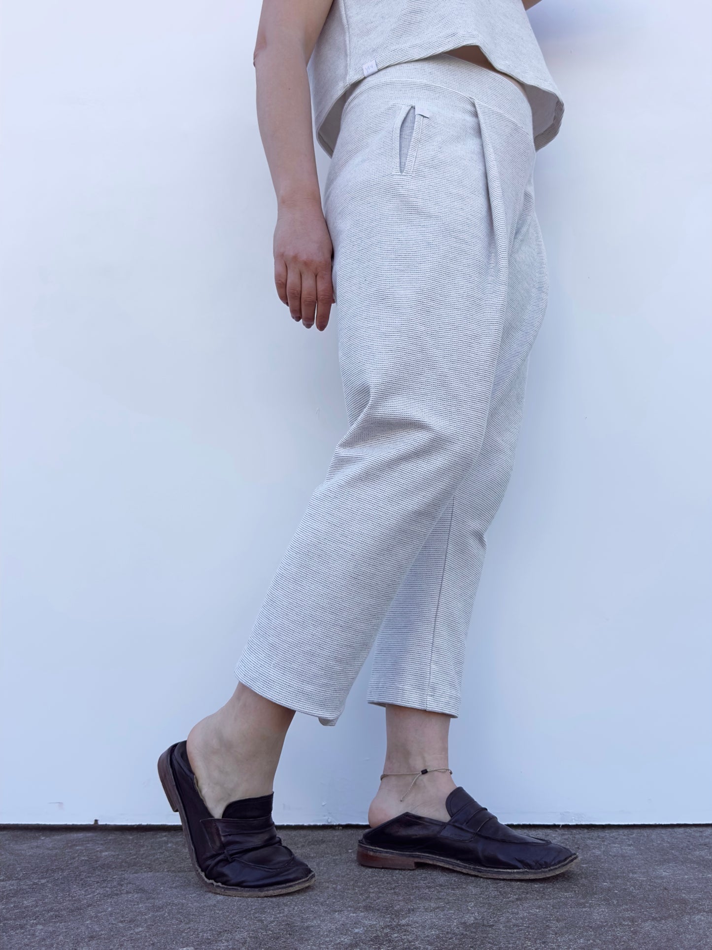 DANIELA PANTALON CON PINZAS BEIGE RAYITA