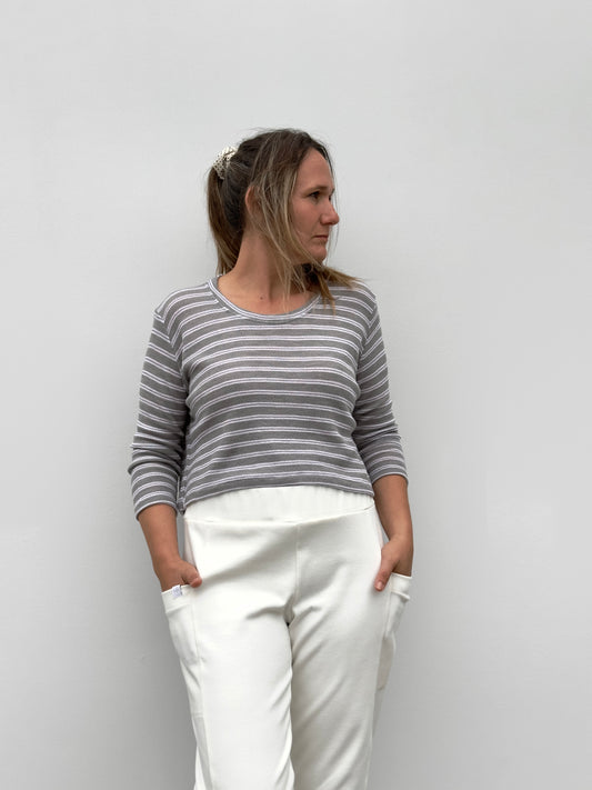 CROP TOP CON MANGA GRIS RAYAS