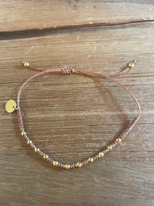 PULSERA HILO MARRON Y CUENTAS DORADAS INTERCALADAS