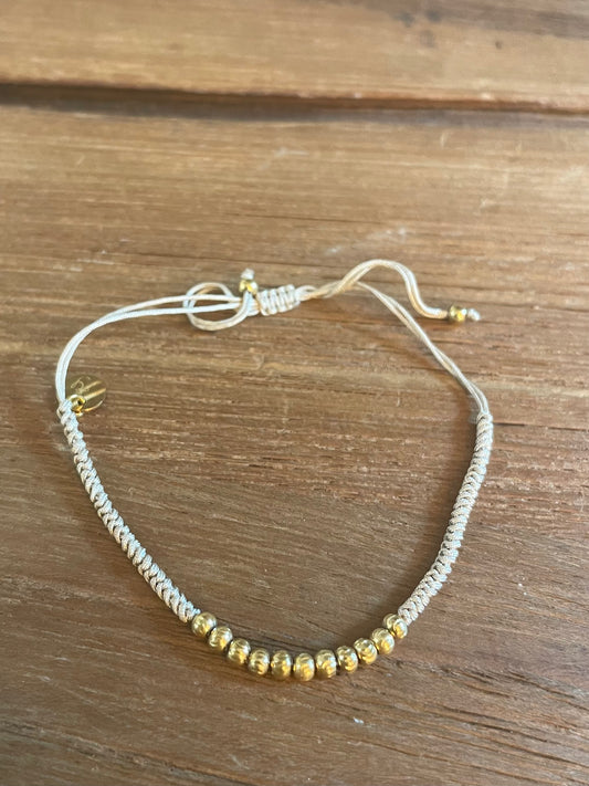 PULSERA HILO CRUDO Y CUENTAS DORADAS