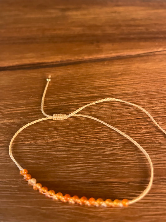 PULSERA HILO BEIGE Y CUENTAS NARANJAS