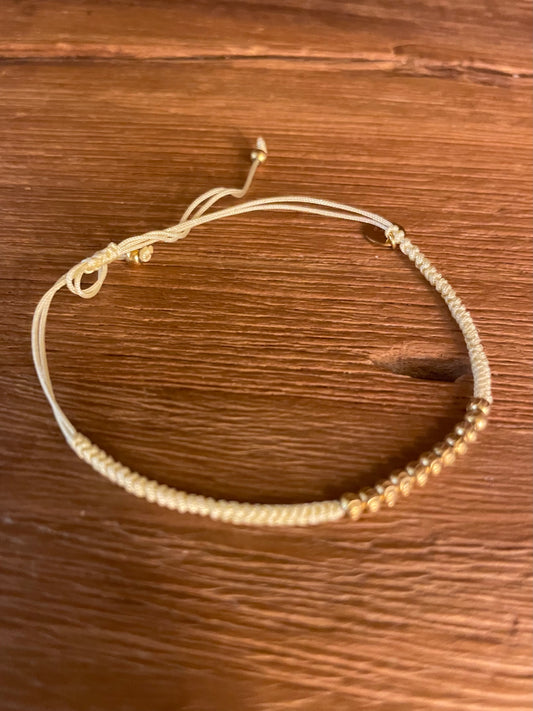 PULSERA HILO BEIGE Y CUENTAS DORADAS
