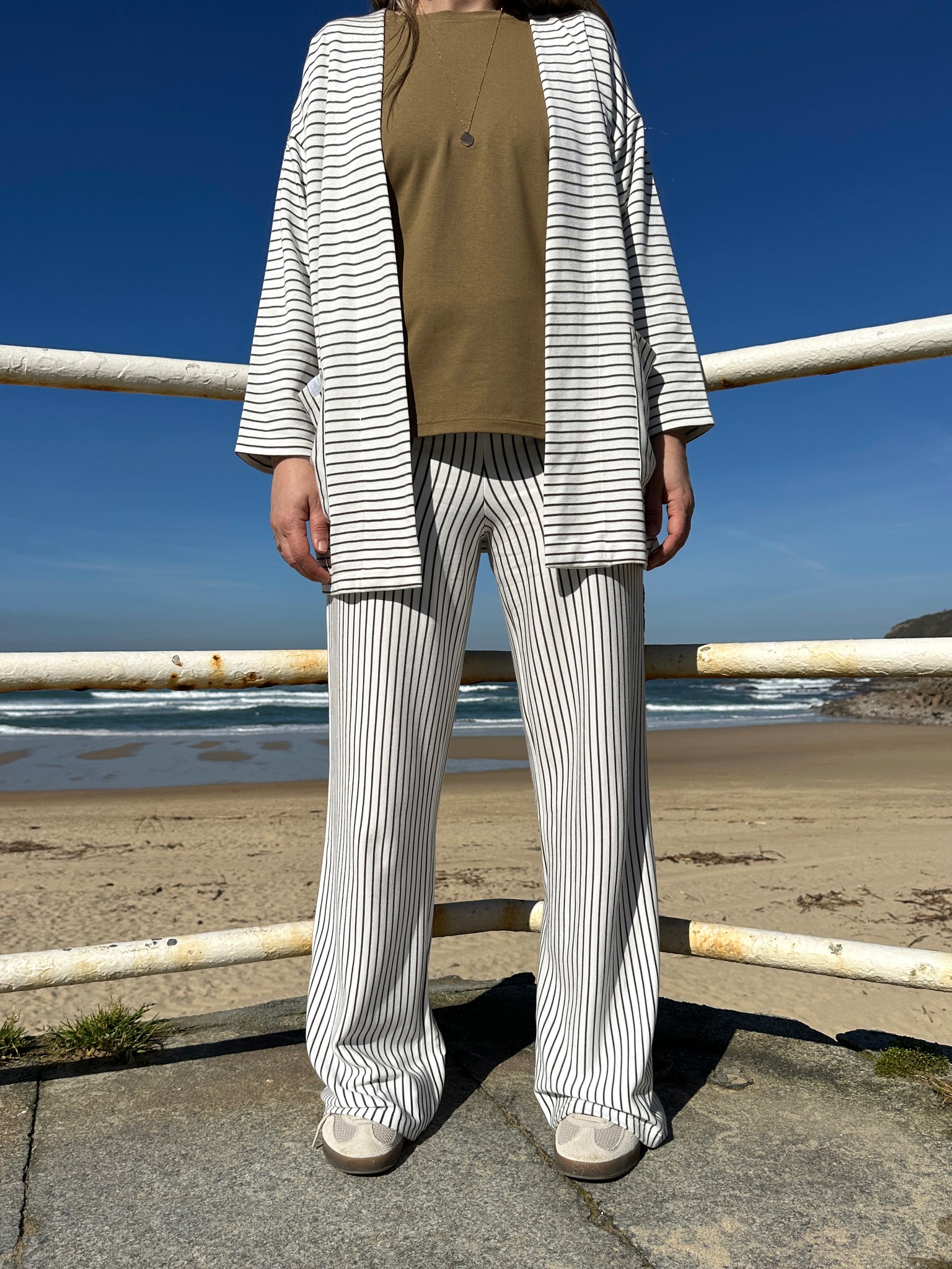 AGATE PANTALON AMPLIO RAYAS VERDE