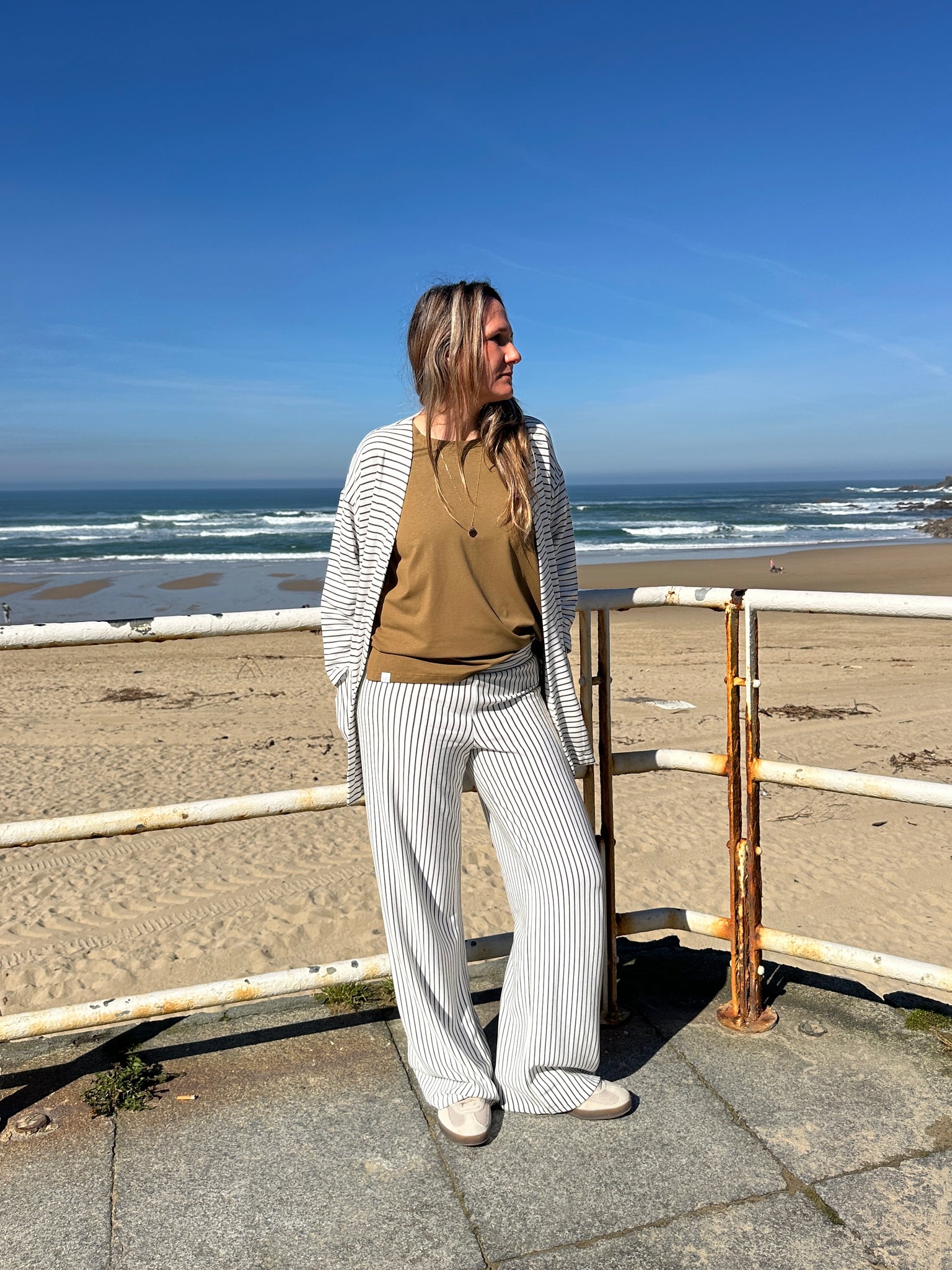 AGATE PANTALON AMPLIO RAYAS VERDE