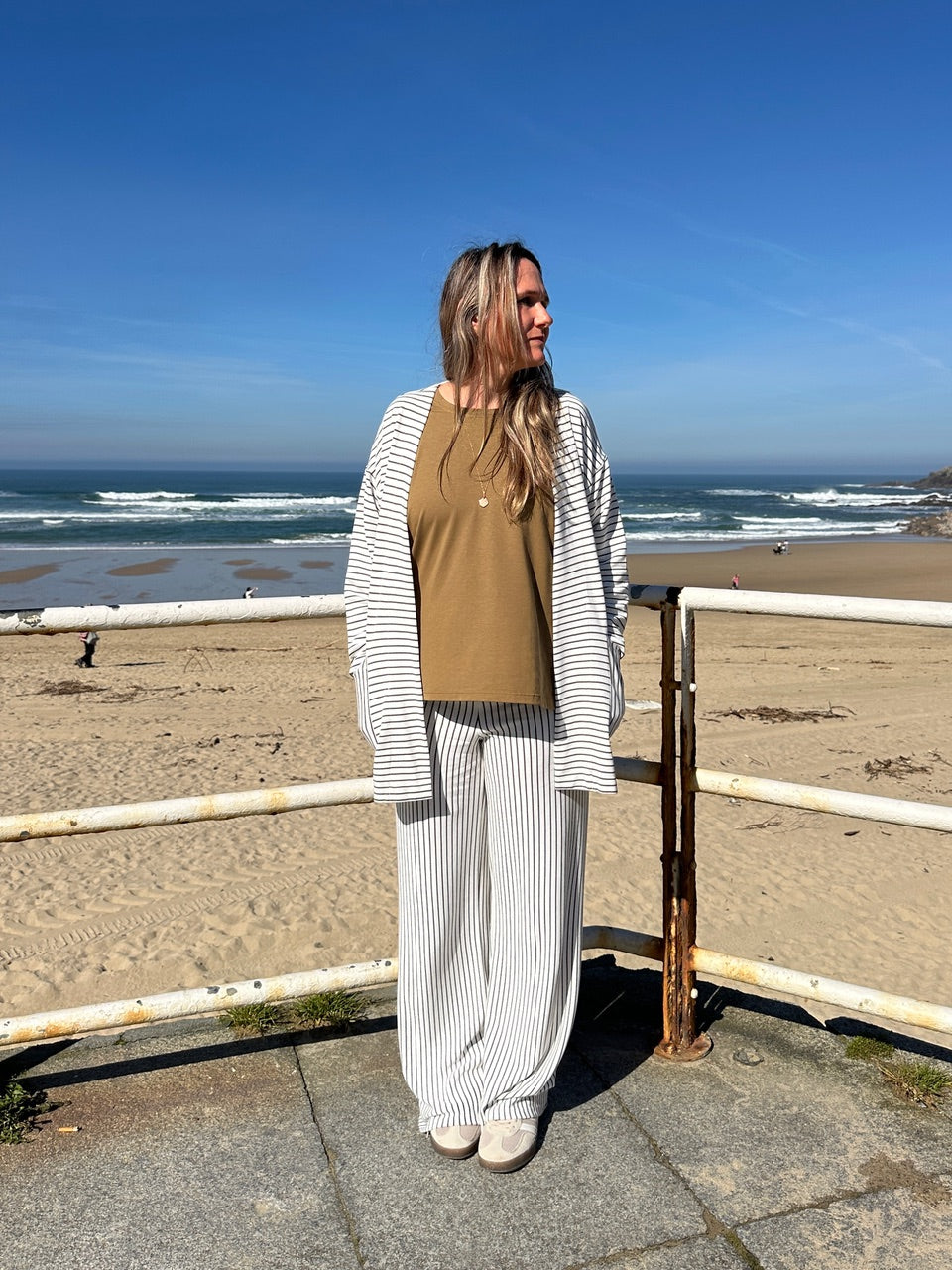 AGATE PANTALON AMPLIO RAYAS VERDE