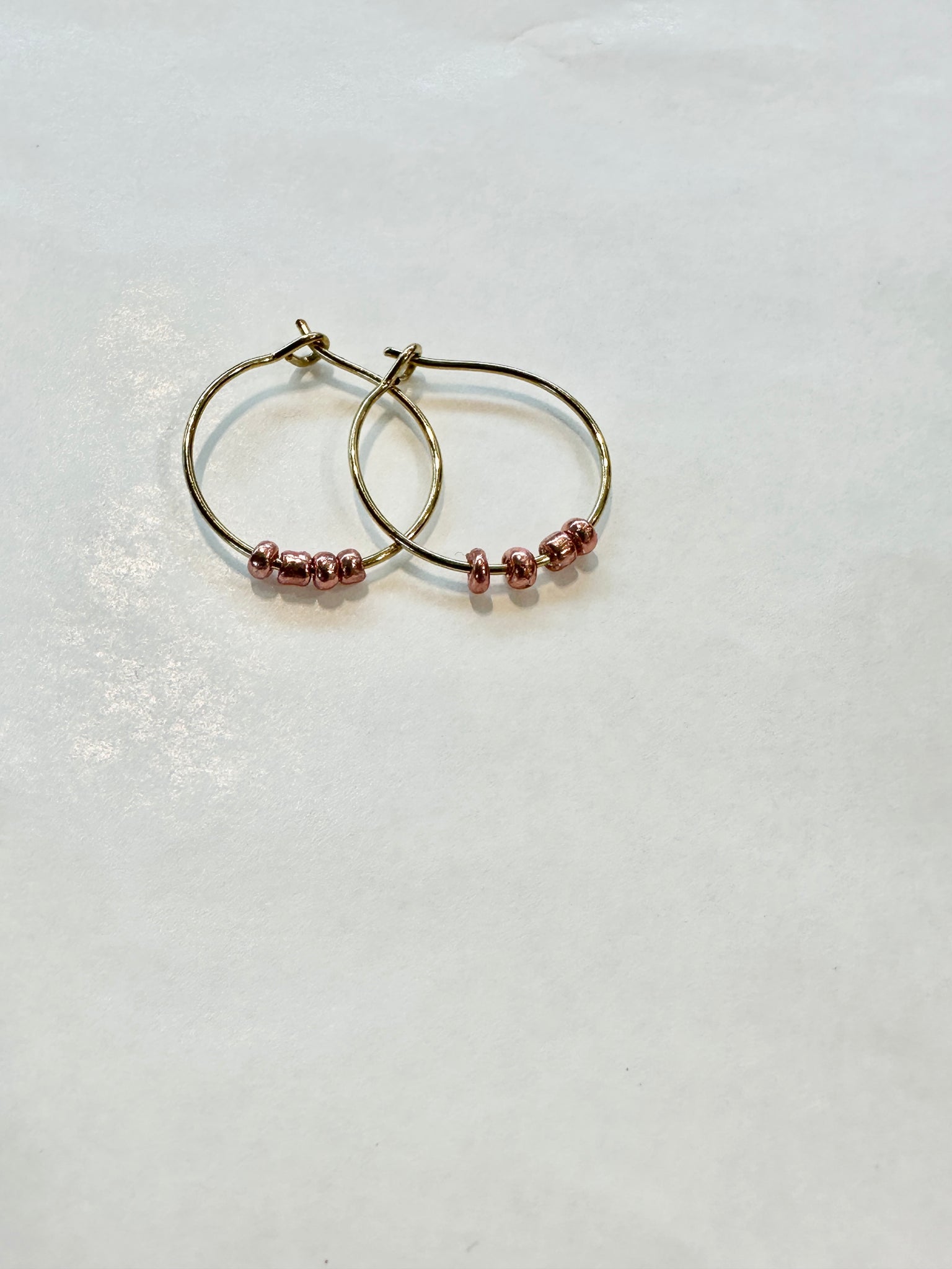 PENDIENTES ARO FINO Y CUENTAS ROSAS