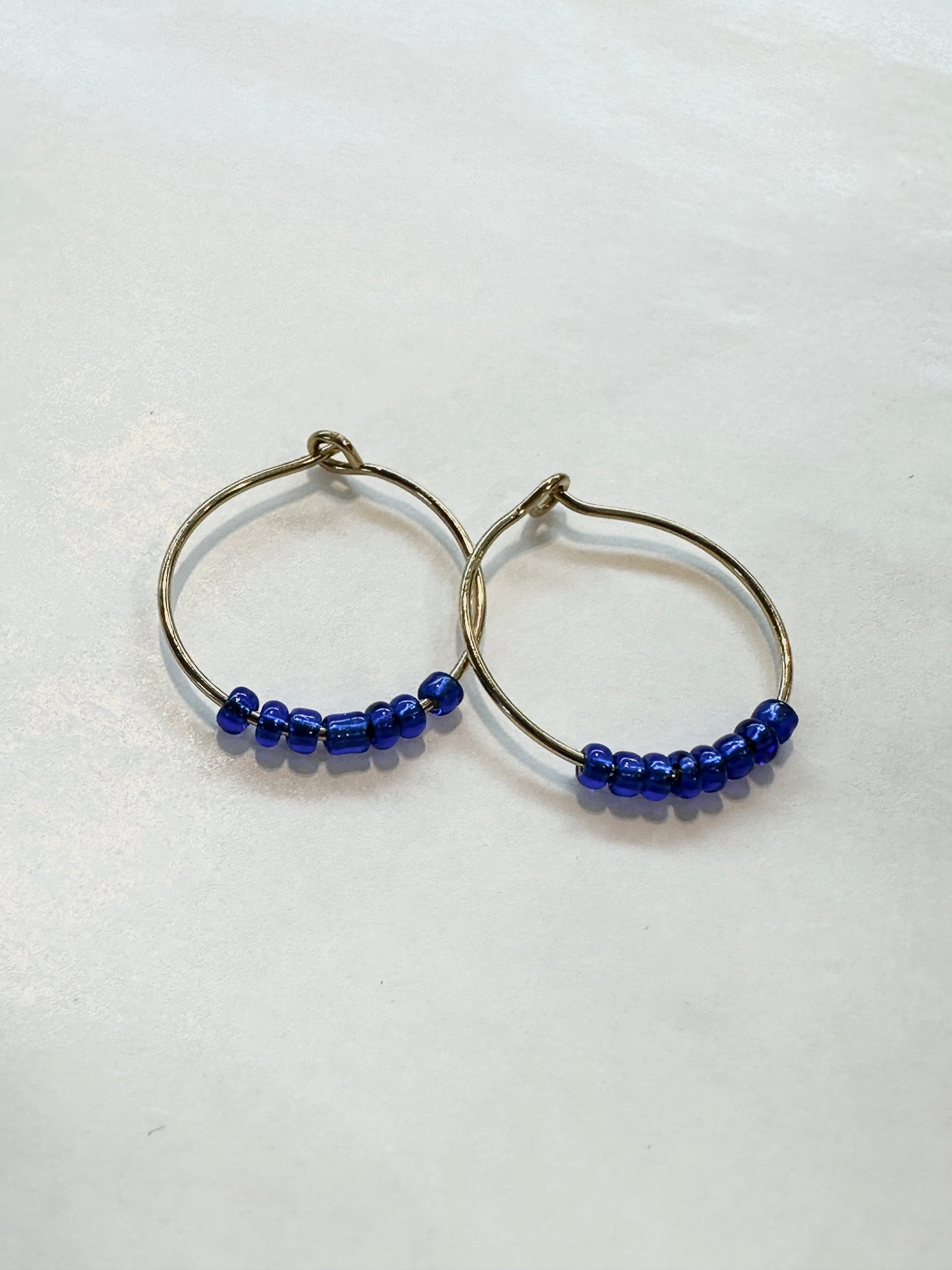 PENDIENTES ARO FINO Y CUENTAS AZULES