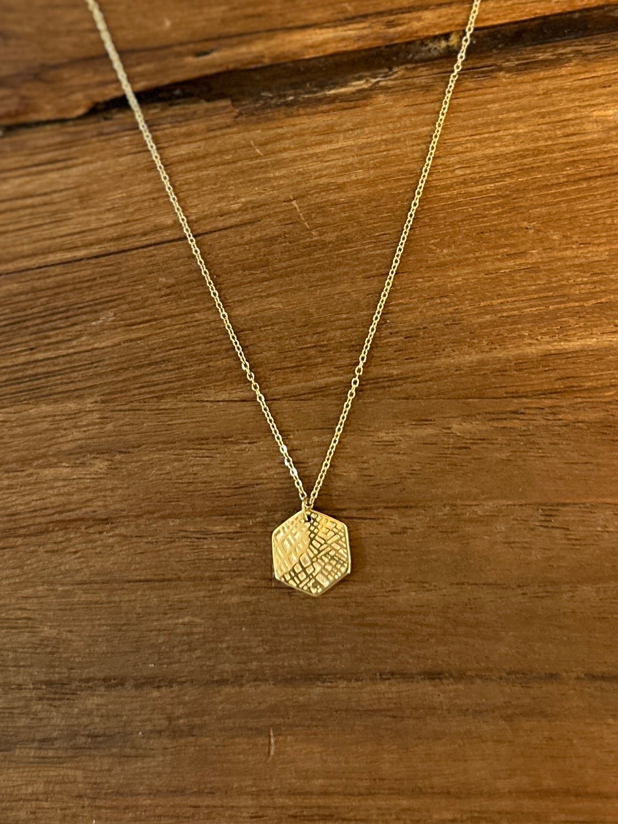 URRE KOLOREKO KOILAREA HEXAGONO GRABATUAREKIN