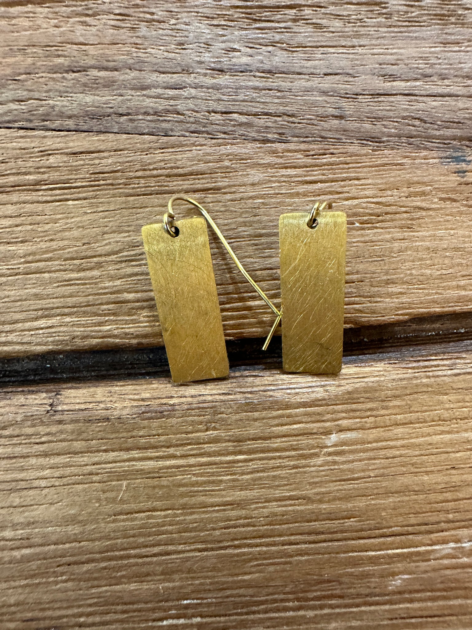 ZINTZILIKARI LAUKIZUZENDUN URRE KOLOREKO BELARRITAKOAK