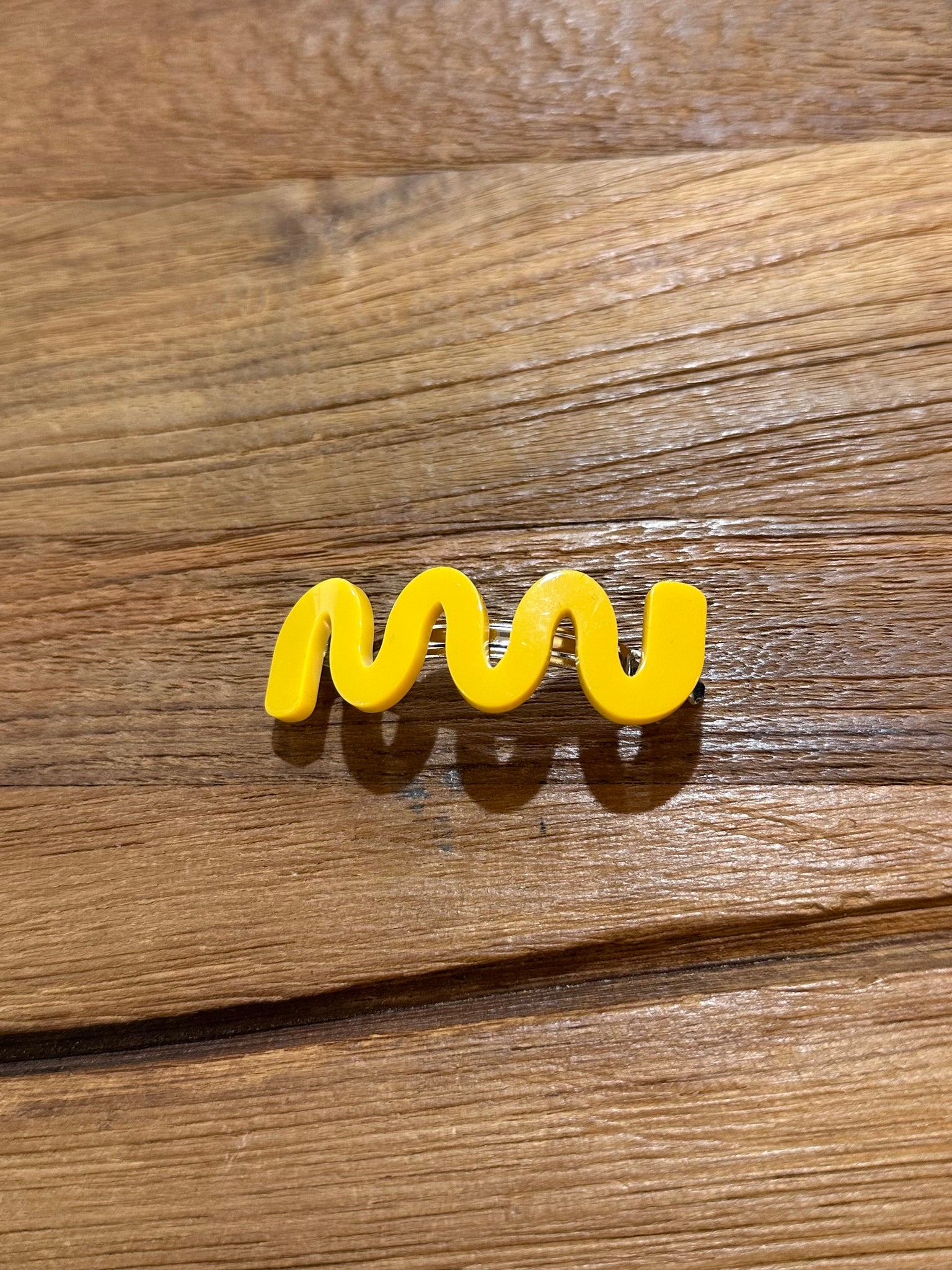 GANCHO DISEÑO ONDULADO AMARILLO