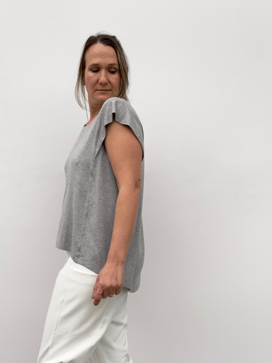 UXUE CAMISETA MANGA VOLANTE GRIS