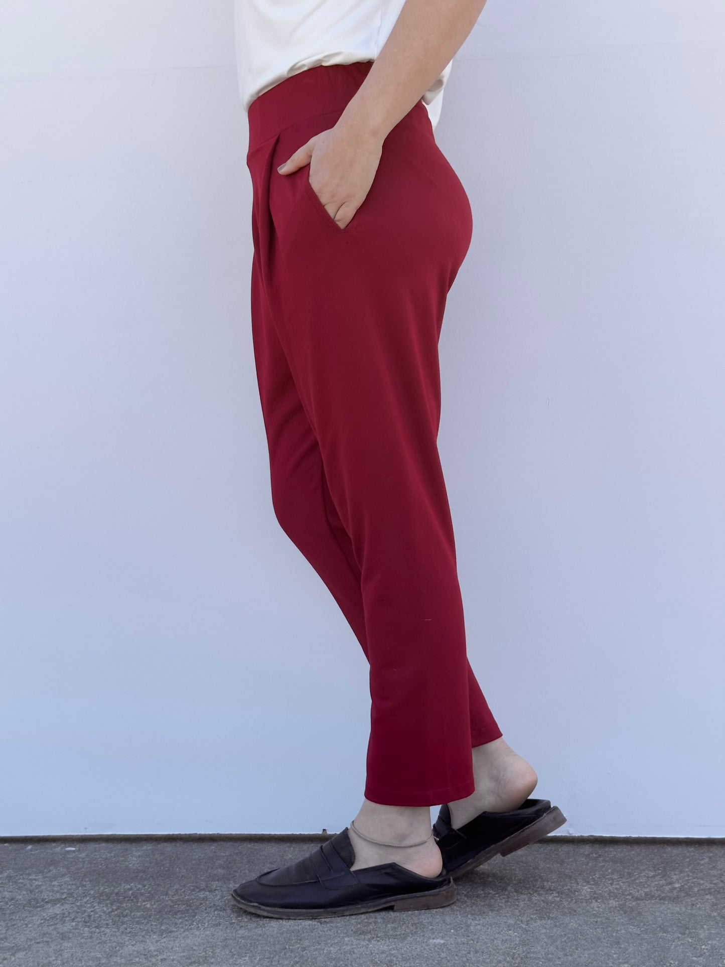 DANIELA PANTALON CON PINZAS BURDEOS