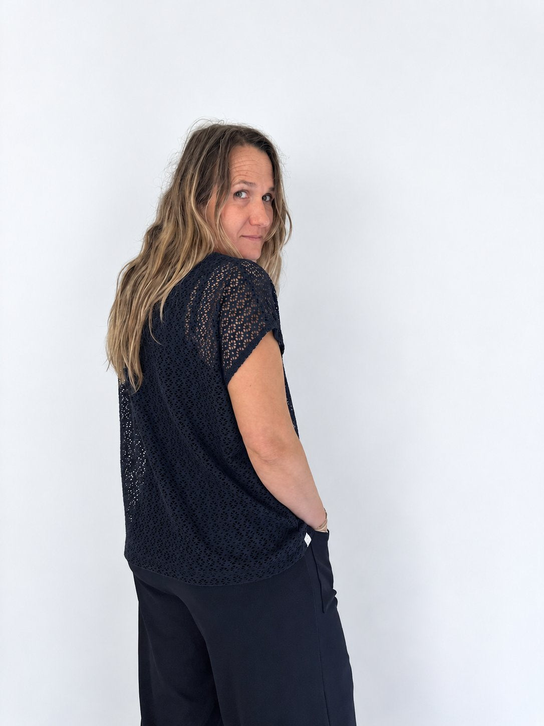 Camiseta Haizea azul marino calado de Maider Alzaga, fotografía 1