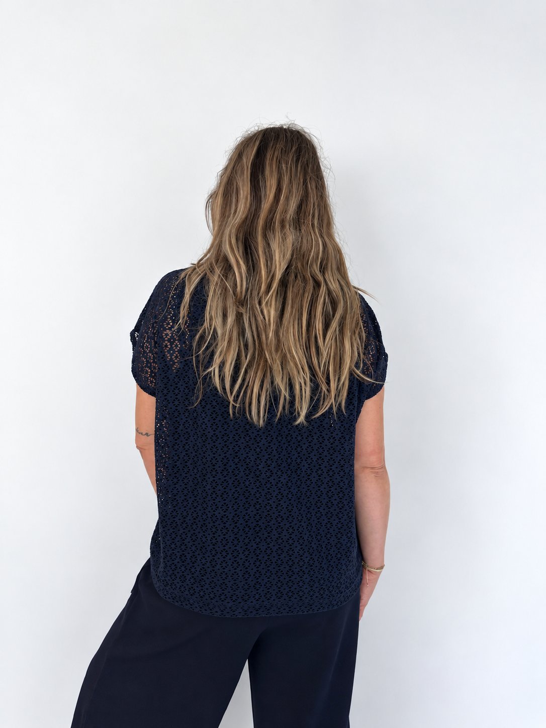 Camiseta Haizea azul marino calado de Maider Alzaga, fotografía 2