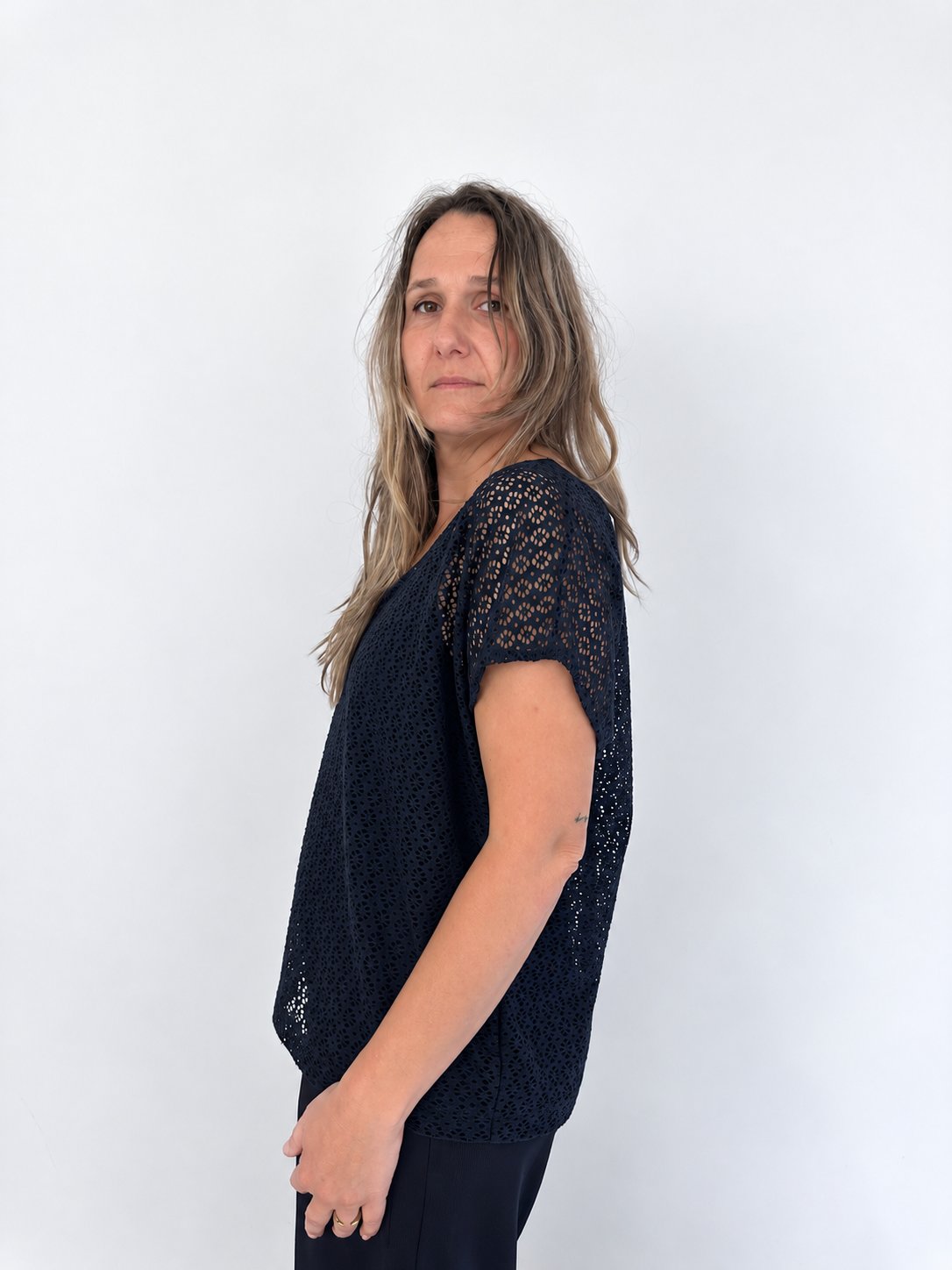 Camiseta Haizea azul marino calado de Maider Alzaga, fotografía 3