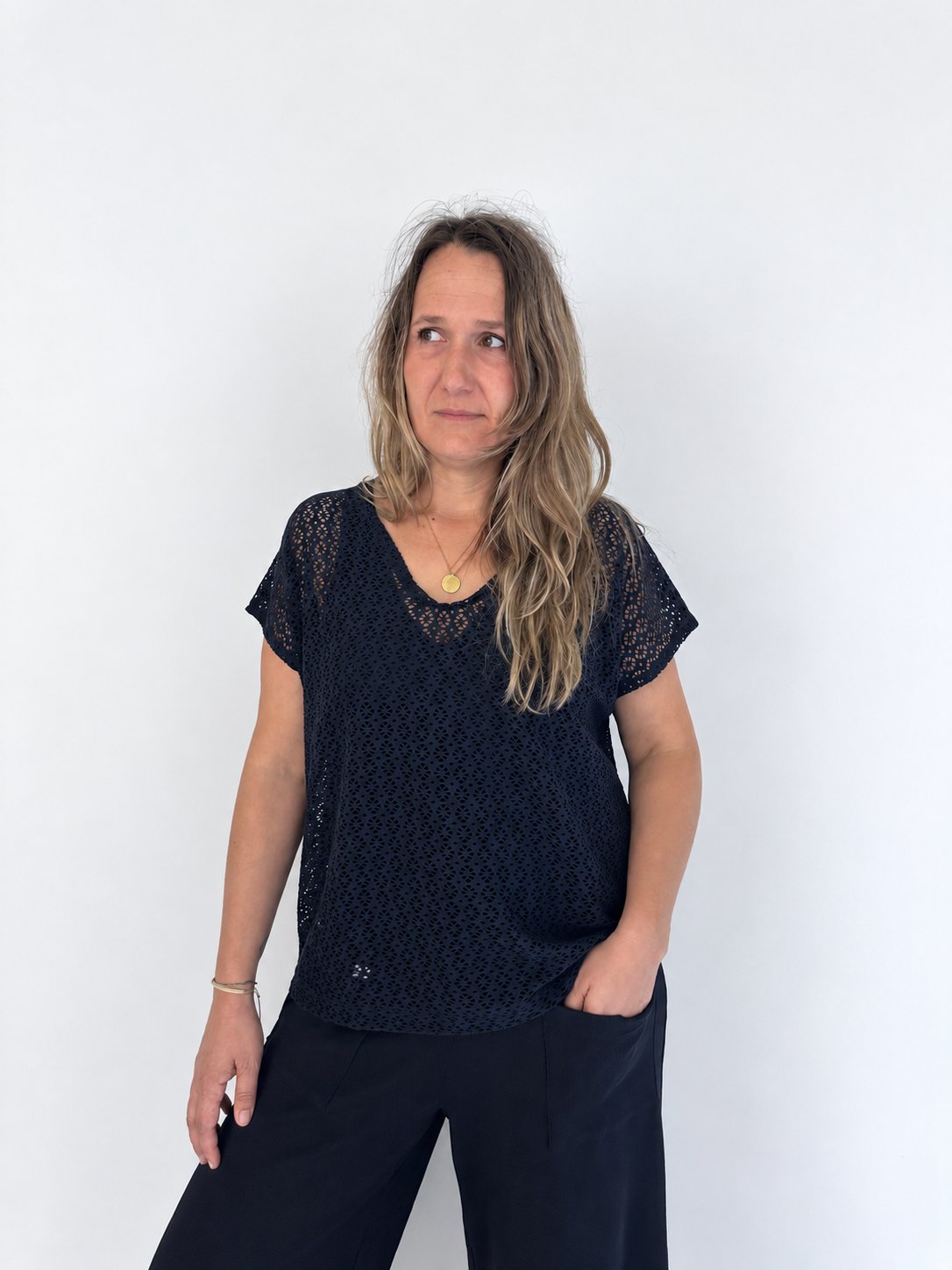 Camiseta Haizea azul marino calado de Maider Alzaga, fotografía 4