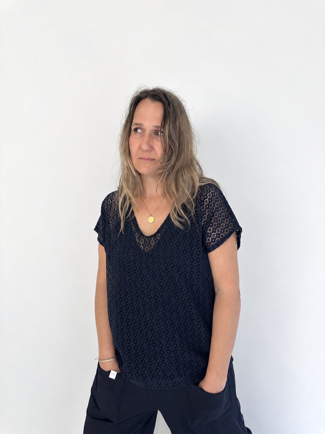 Camiseta Haizea azul marino calado de Maider Alzaga, fotografía 5