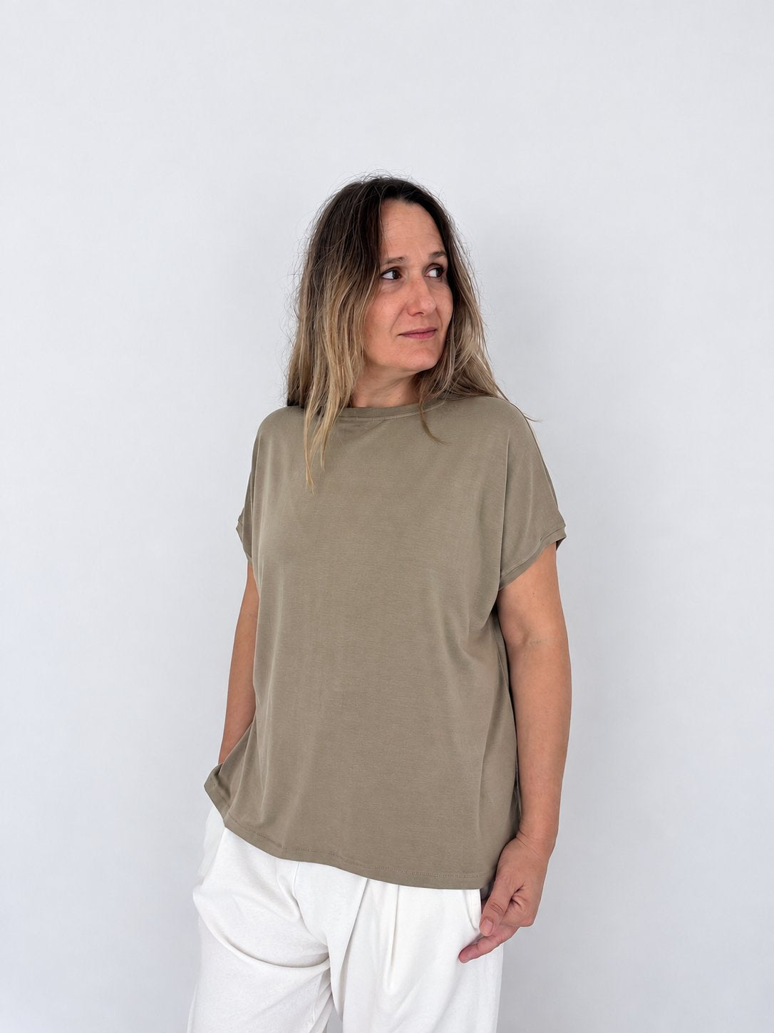 Camiseta Haizea beige de Maider Alzaga, fotografía 3
