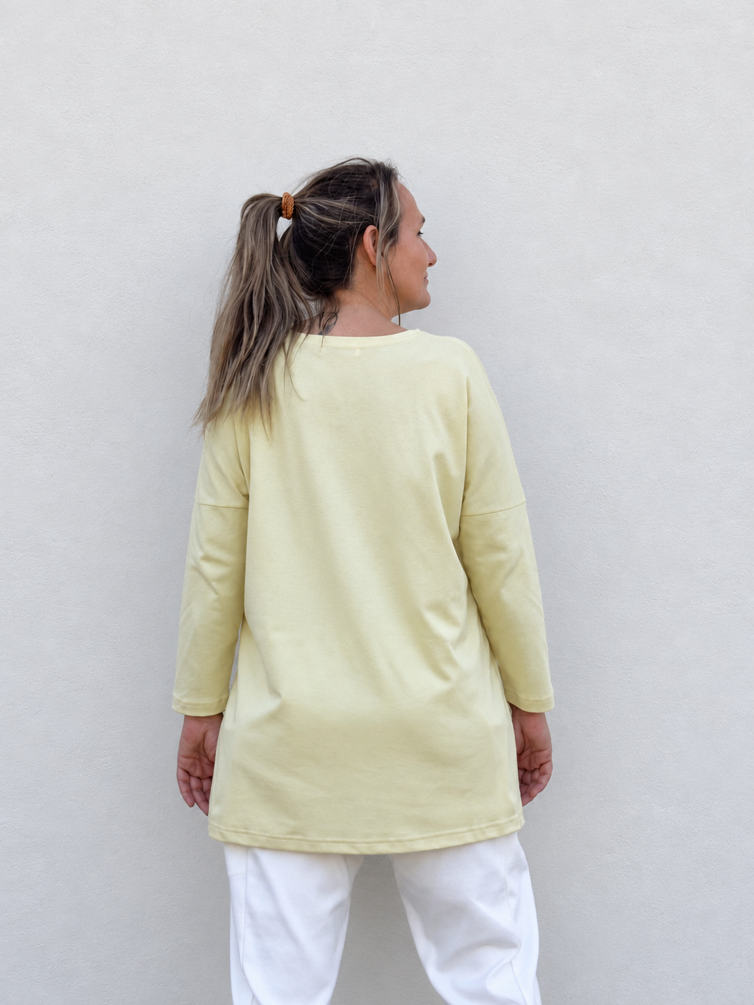 Camiseta Maddi amarillo de Maider Alzaga, vista de espalda.