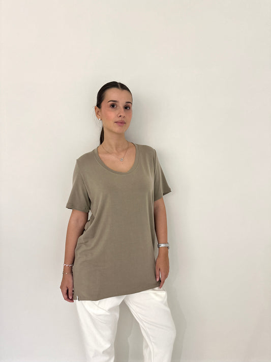 Camiseta Marylin de Maider Alzaga, color beige, frontal.